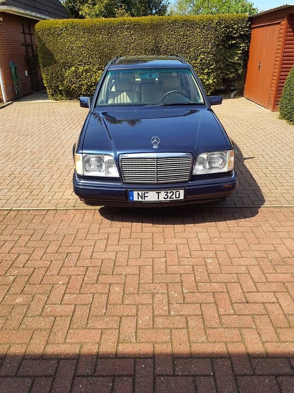 Blau Gebraucht 1994 Mercedes E320 Kombi | 29.950 € - Bild 1/4