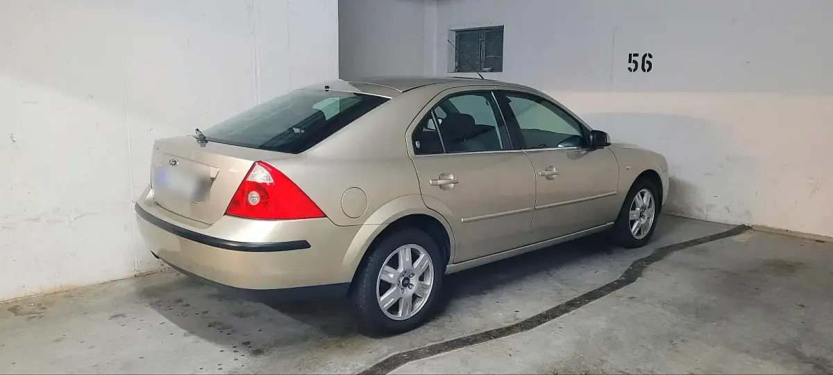 Usado Ford Mondeo Ghia 125 CV (91 kW) 2005 Plateado Berlina