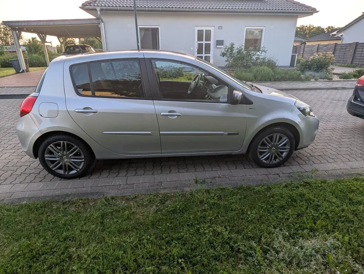 Gebraucht Renault Clio Night&Day 111 PS (81 kW) 2012 Silber Kleinwagen