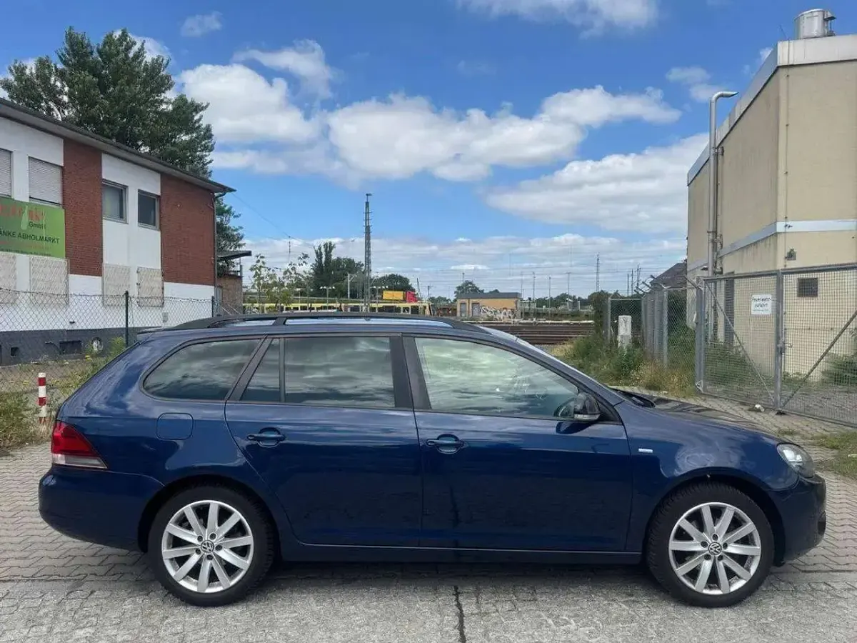 Gebraucht VW Golf VII Match 105 PS (77 kW) 2013 Tempest blue metallic Kombi