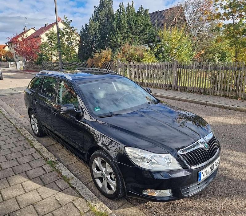 Schwarz Gebraucht 2012 Skoda Octavia Ambition Kombi | 4.300 € (Guter Preis) - Bild 1/4
