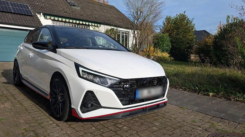 Weiß Gebraucht 2024 Hyundai i20 N Performance Kleinwagen | 25.625 € (Fairer Preis) - Bild 1/4