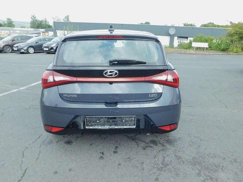 Gebraucht Hyundai i20 Trend 101 PS (74 kW) 2023 Aurora grey / met Limousine