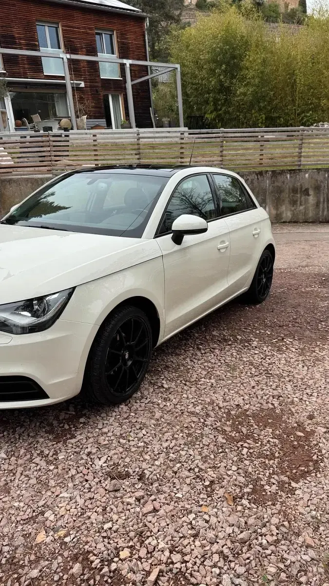 Gebraucht Audi A1 Attraction 86 PS (63 kW) 2012 Weiß Kleinwagen