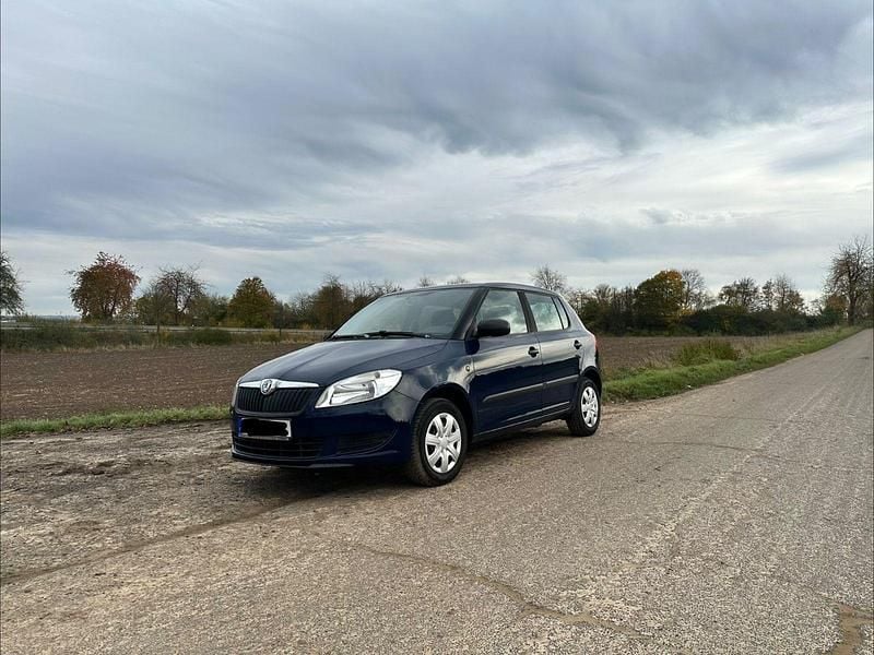 Gebraucht Skoda Fabia Active 69 PS (50 kW) 2011 Blau Kleinwagen