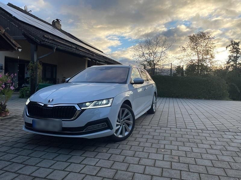 Weiß Gebraucht 2020 Skoda Octavia First Edition Kombi | 21.500 € (Guter Preis) - Bild 1/4