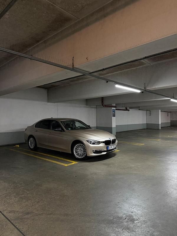 Silber Gebraucht 2015 BMW 318 Limousine | 11.499 € (Guter Preis) - Bild 1/4
