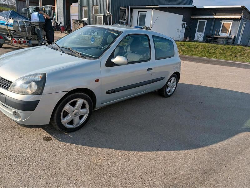 Gebraucht Renault Clio II 75 PS (55 kW) 2003 Silber Kleinwagen