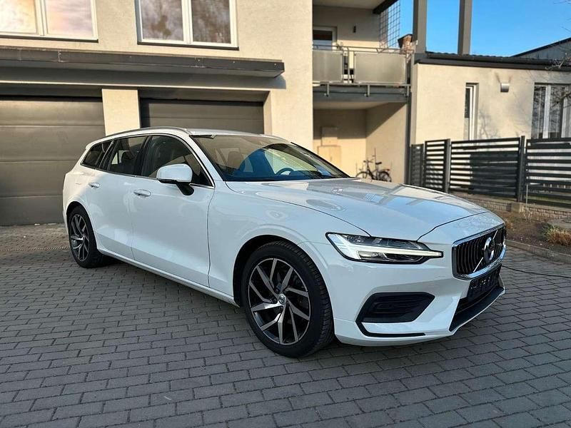 Gebraucht Volvo V60 Momentum 190 PS (139 kW) 2020 Weiß Kombi