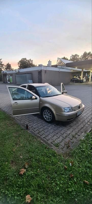 Gelb Gebraucht 2002 VW Bora Kleinwagen | 1.300 € (Fairer Preis) - Bild 1/4