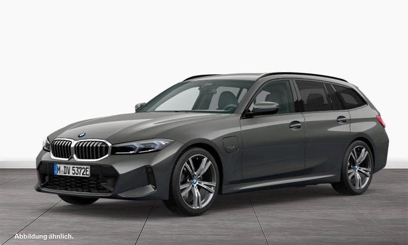 Grau Gebraucht 2022 BMW 330e M Sport Kombi | 37.912 € (Fairer Preis) - Bild 1/3