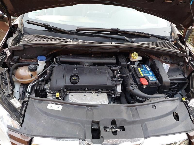 Braun Gebraucht 2015 Peugeot 2008 Allure SUV | 6.250 € - Bild 1/4