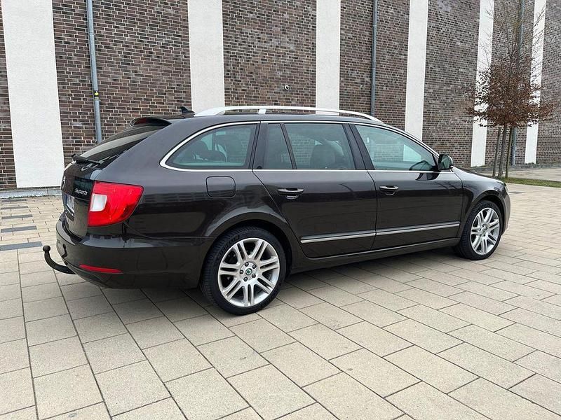Gebraucht Skoda Superb Elegance 170 PS (125 kW) 2012 Braun Kombi