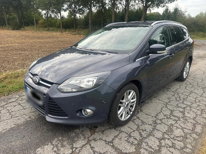 Blau Gebraucht 2011 Ford Focus Titanium Kombi | 4.399 € (Fairer Preis) - Bild 1/4