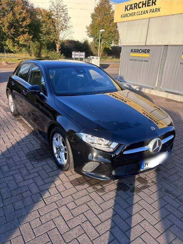 Schwarz Gebraucht 2019 Mercedes A180 Limousine | 19.800 € (Fairer Preis) - Bild 1/4