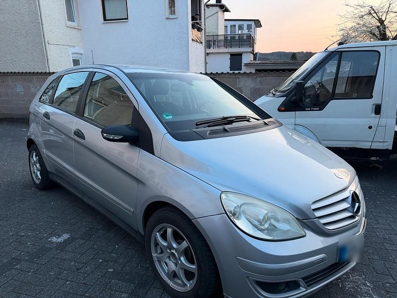 Gebraucht Mercedes B180 109 PS (80 kW) 2008 Silber Van / Kleinbus