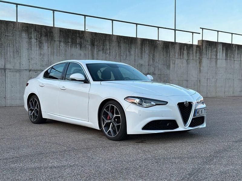 Weiß Gebraucht 2019 Alfa Romeo Giulia Super Limousine | 20.900 € - Bild 1/4