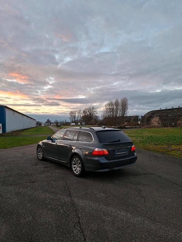 Gebraucht BMW 530 235 PS (172 kW) 2008 Grau Kombi