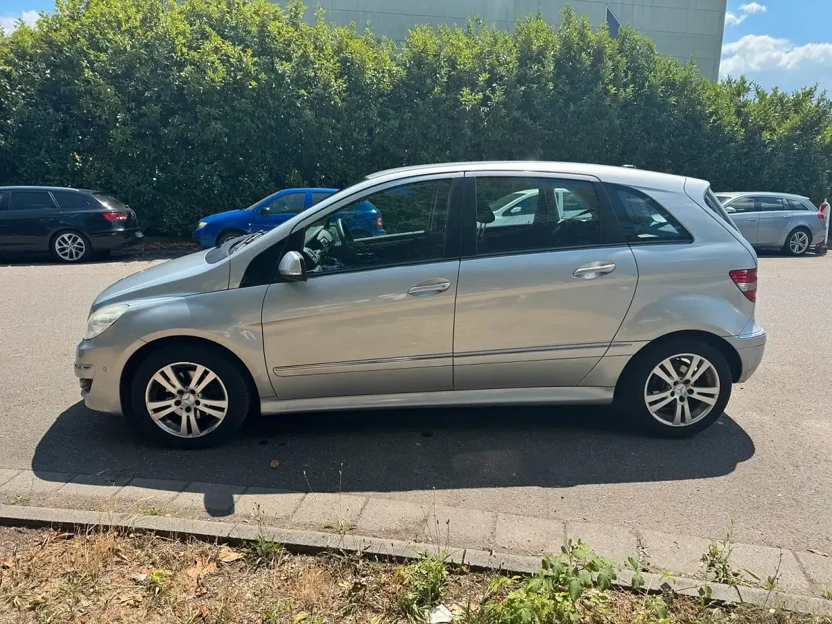 Gebraucht Mercedes B180 109 PS (80 kW) 2009 Silber Van / Kleinbus