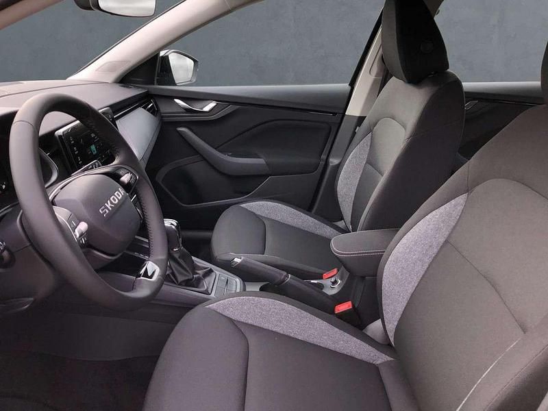 Neu Skoda Scala Essence 116 PS (85 kW) 2025 Schwarzmagic perleffekt Kleinwagen