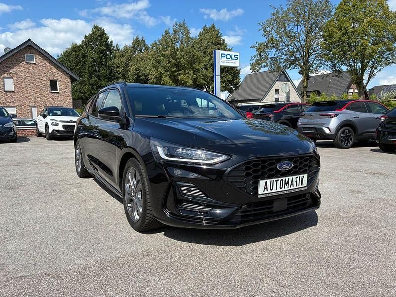 Schwarz Gebraucht 2024 Ford Focus ST-Line X Limousine | 25.990 € (Fairer Preis) - Bild 1/4