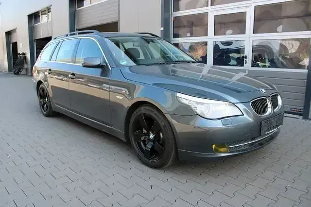 Gebraucht BMW 530 Advantage 272 PS (200 kW) 2009 Platingrau metallic Kombi