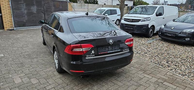 Gebraucht Skoda Superb Elegance 160 PS (117 kW) 2014 Grau Limousine
