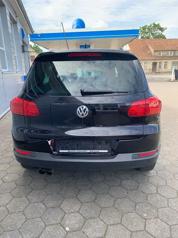 Gebraucht VW Tiguan Sport 125 PS (91 kW) 2016 Deep black perleffekt (metallic) SUV