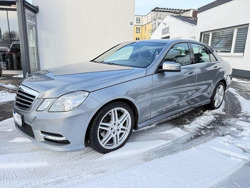 Palladiumsilber Gebraucht 2012 Mercedes E200 Sport Limousine | 20.800 € - Bild 1/4