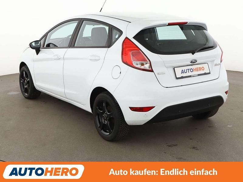Gebraucht Ford Fiesta Celebration 101 PS (74 kW) 2017 Frostweiss Kleinwagen