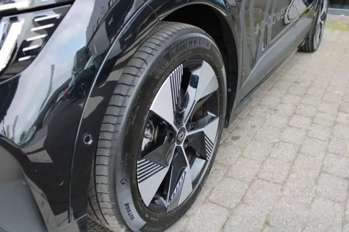 Gebraucht Renault Megane E-Tech Evolution 160 kW (218 PS) 2023 Black pearl schwarz Limousine