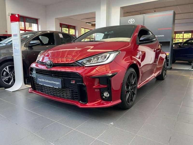 Emotional red 2 Gebraucht 2024 Toyota Yaris Kleinwagen | 35.850 € (Guter Preis) - Bild 1/3