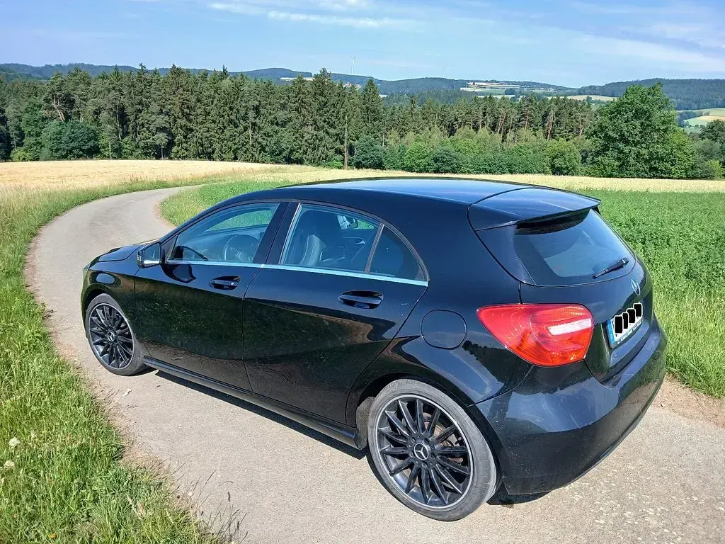 Gebraucht Mercedes A180 122 PS (89 kW) 2013 Schwarz Kleinwagen