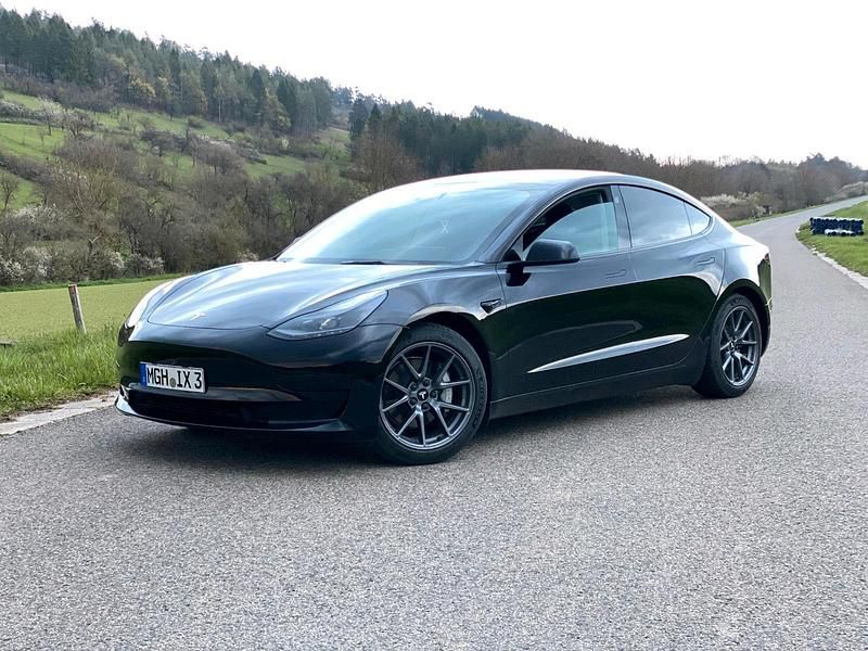 Schwarz Gebraucht 2023 Tesla Model 3 Standard Range Limousine | 28.000 € (Guter Preis) - Bild 1/4