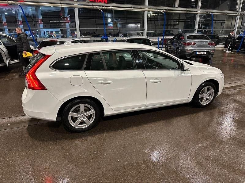 Gebraucht Volvo V60 Momentum 150 PS (110 kW) 2017 Weiß Kombi