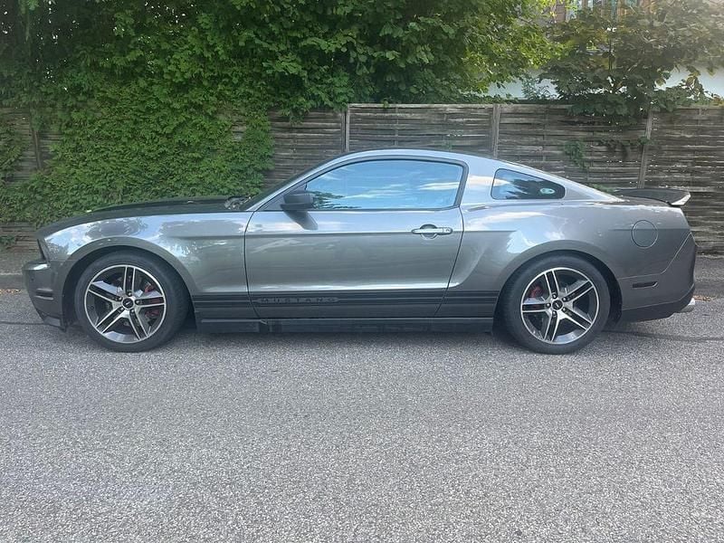 Grau Gebraucht 2010 Ford Mustang Coupé | 13.000 € (Superpreis) - Bild 1/4