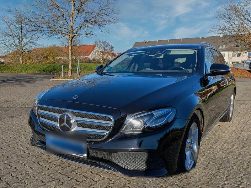 Schwarz Gebraucht 2017 Mercedes E220 Avantgarde Kombi | 20.600 € (Guter Preis) - Bild 1/4