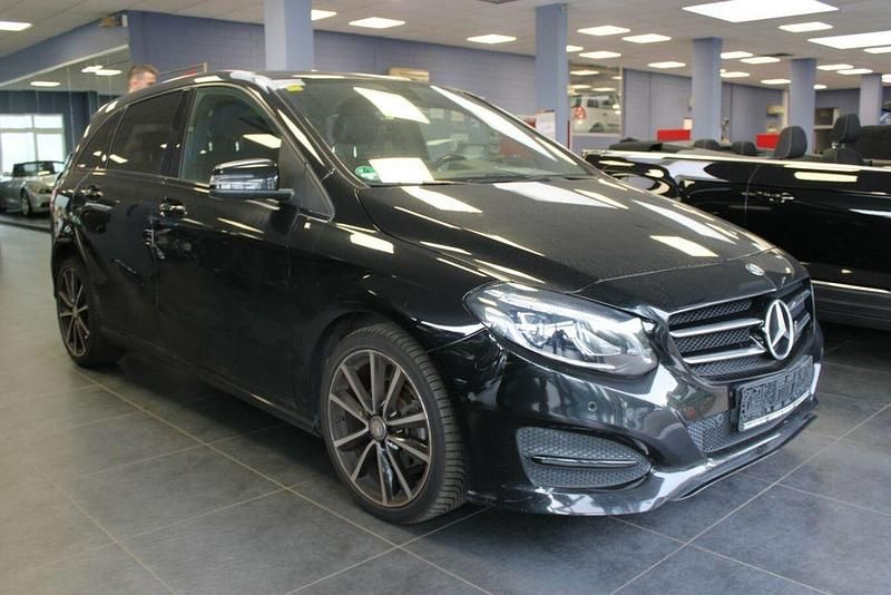 Kosmos black metallic Gebraucht 2015 Mercedes B180 Urban Van / Kleinbus | 12.480 € (Fairer Preis) - Bild 1/4