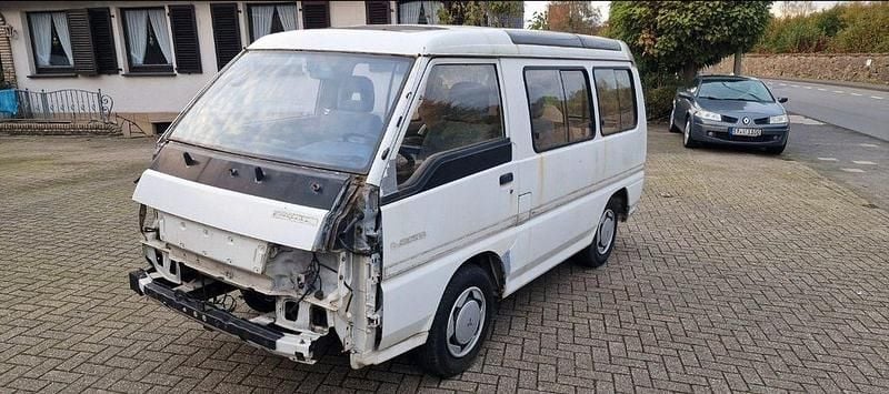 Weiß Gebraucht 1996 Mitsubishi L300 Van / Kleinbus | 6.999 € - Bild 1/4