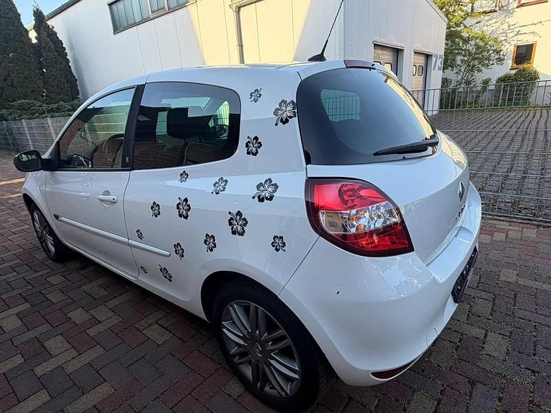 Gebraucht Renault Clio II 101 PS (74 kW) 2010 Weiß Kleinwagen