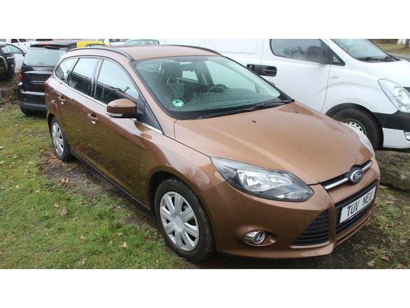 Gebraucht Ford Focus Ambiente 101 PS (74 kW) 2014 Braun (metallic) Kombi