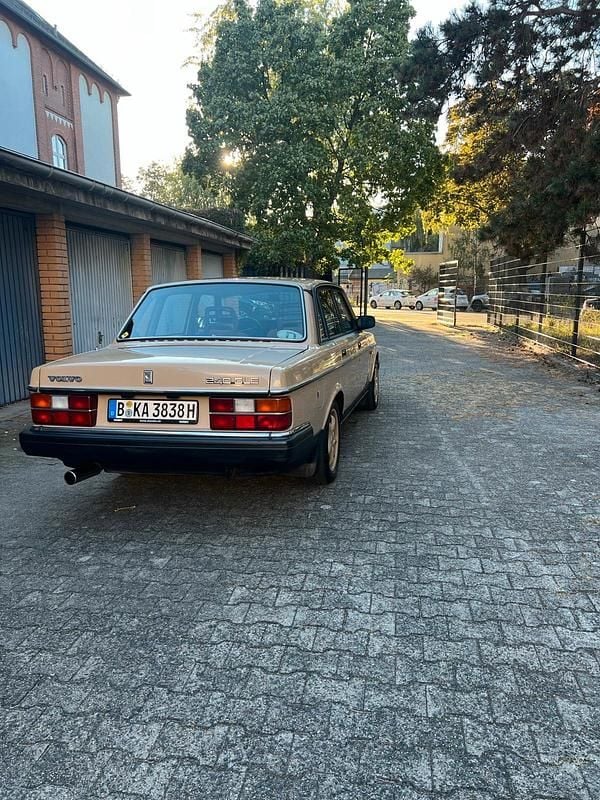 Gebraucht Volvo 240 120 PS (88 kW) 1985 Beige Limousine