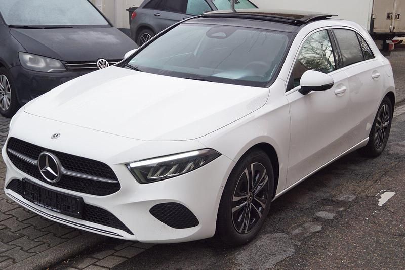 Weiß Gebraucht 2024 Mercedes A180 Limousine | 27.499 € (Fairer Preis) - Bild 1/4