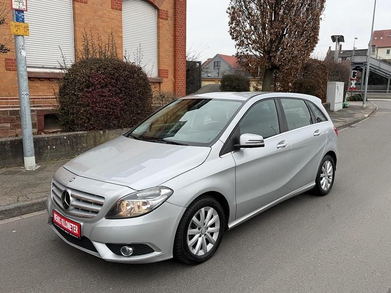 Silber Gebraucht 2014 Mercedes 180 Limousine | 8.750 € (Guter Preis) - Bild 1/4