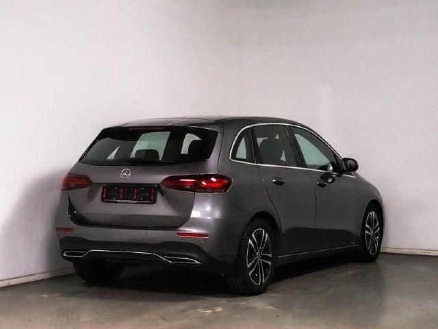 Grau Gebraucht 2023 Mercedes B180 Van / Kleinbus | 32.490 € (Fairer Preis) - Bild 1/4