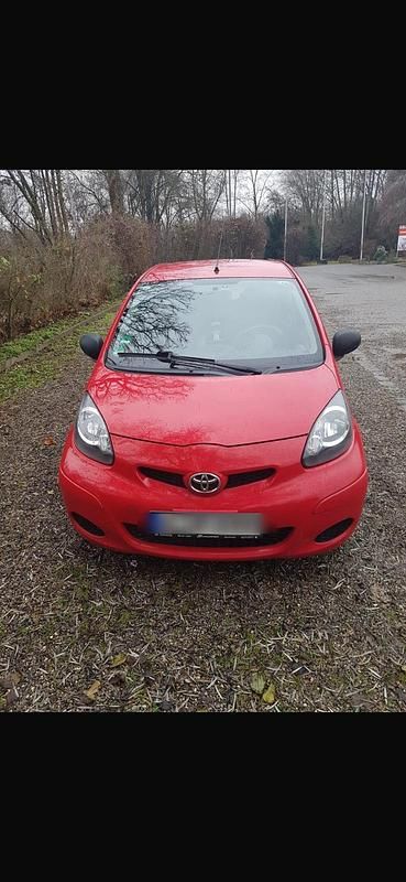 Rot Gebraucht 2009 Toyota Aygo Kleinwagen | 1.600 € (Fairer Preis) - Bild 1/4