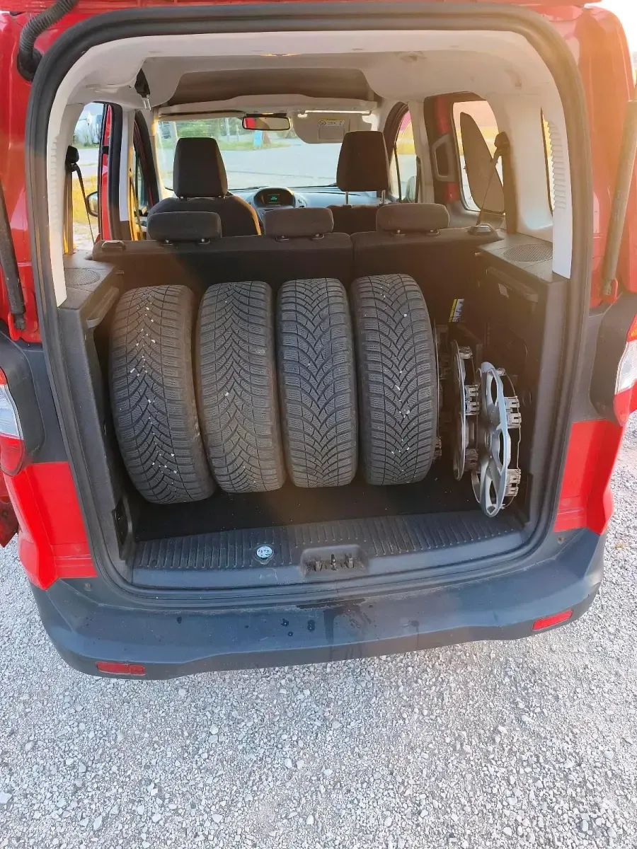 Gebraucht Ford Tourneo 101 PS (74 kW) 2015 Rot Kombi