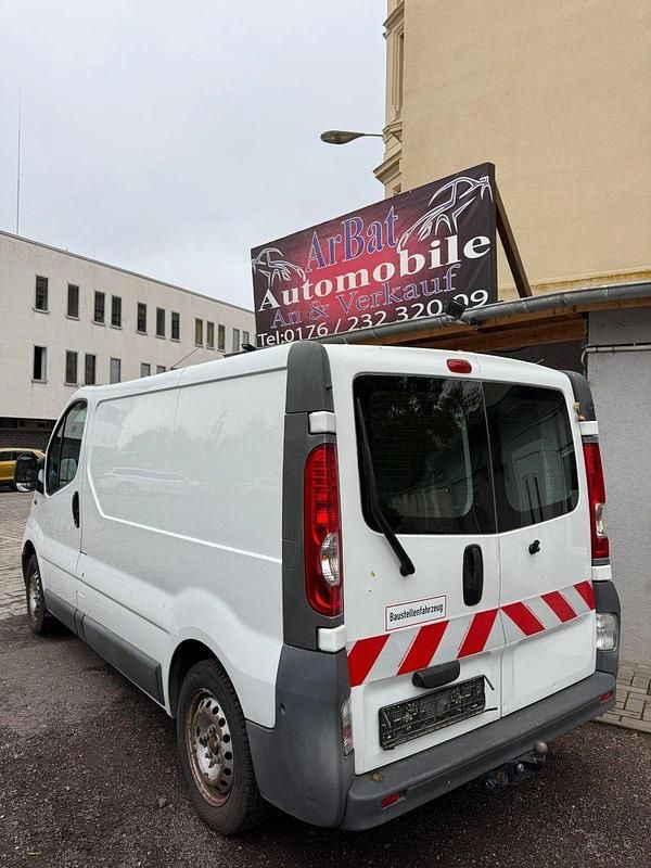 Weiß Gebraucht 2010 Opel Vivaro Van | 3.950 € (Etwas zu teuer) - Bild 1/4