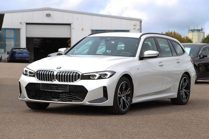 Mineralweiss metallic Gebraucht 2024 BMW 330 M Sport Kombi | 37.890 € - Bild 1/4