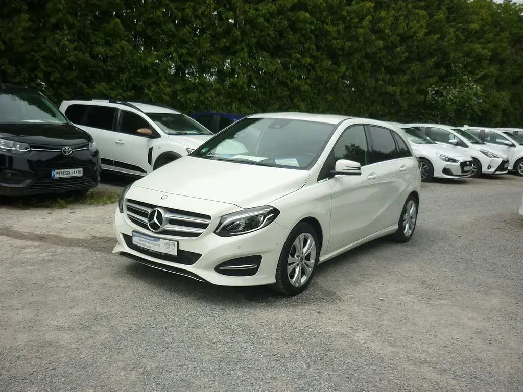 Gebraucht Mercedes B180 122 PS (89 kW) 2018 Calcitweiss Kleinwagen